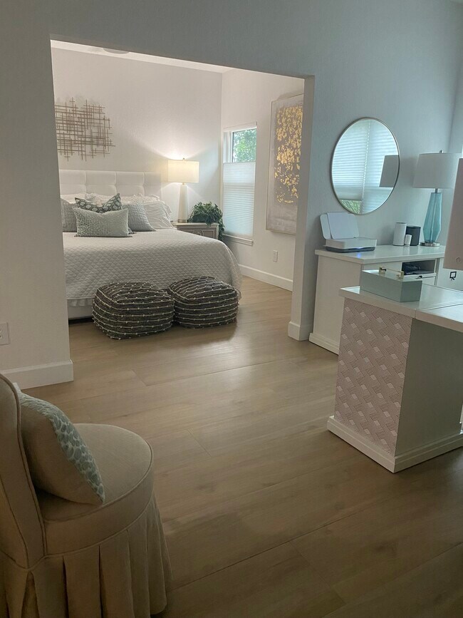 Building Photo - 705 Seagate Dr