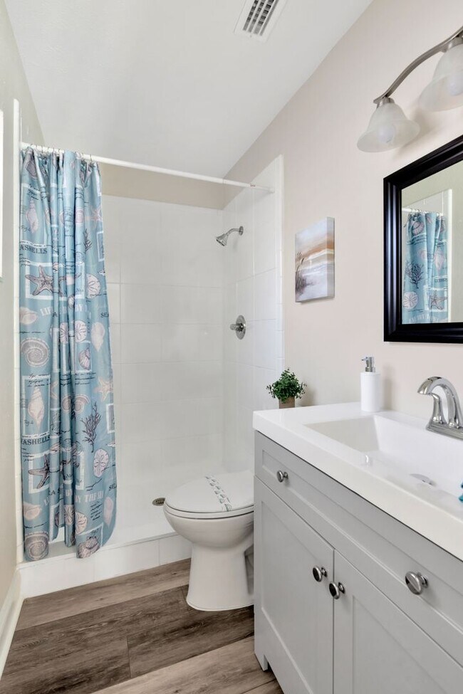 Building Photo - Remodeled Pool Home in the Heart of Brandon, FL