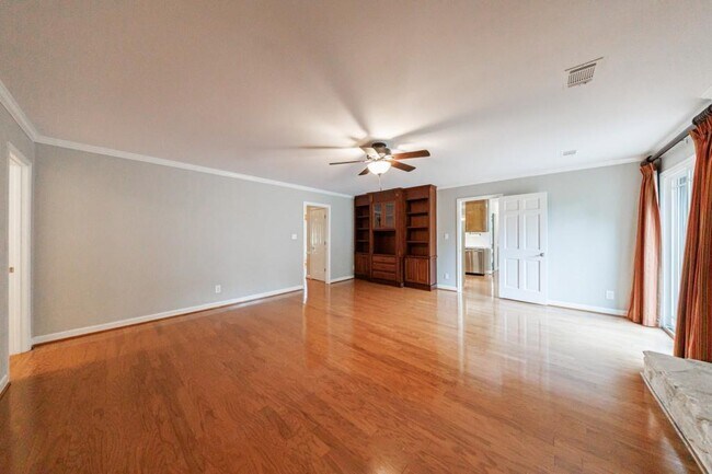 Building Photo - 585 W Crossville Rd