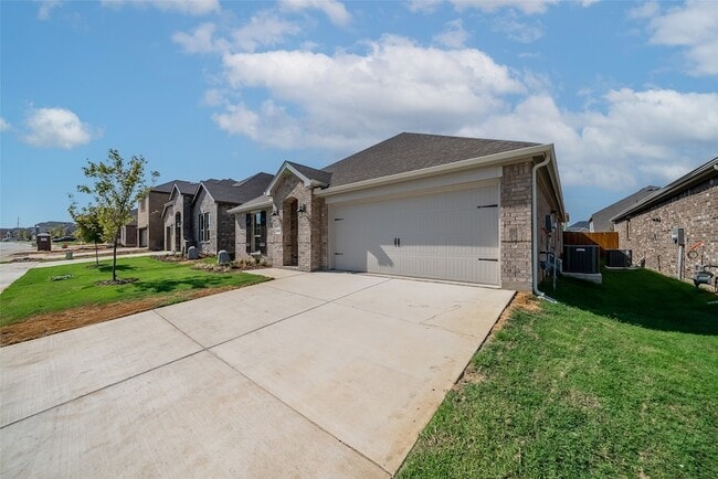 Building Photo - 10505 Breezeway Dr
