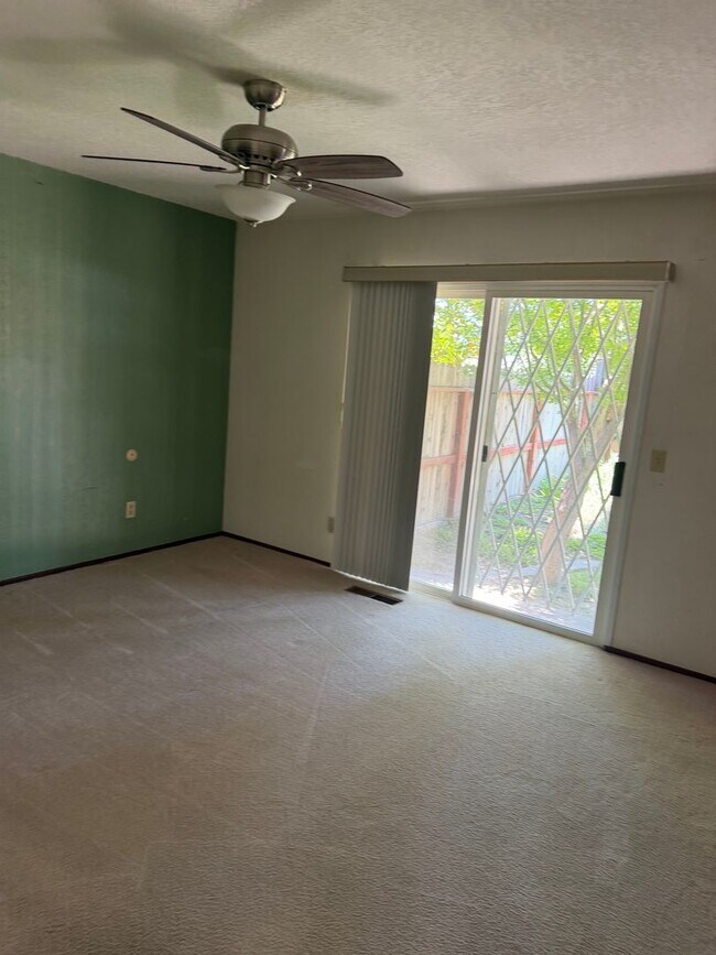 Building Photo - 3 Bedroom 2 bath with Rv Parking