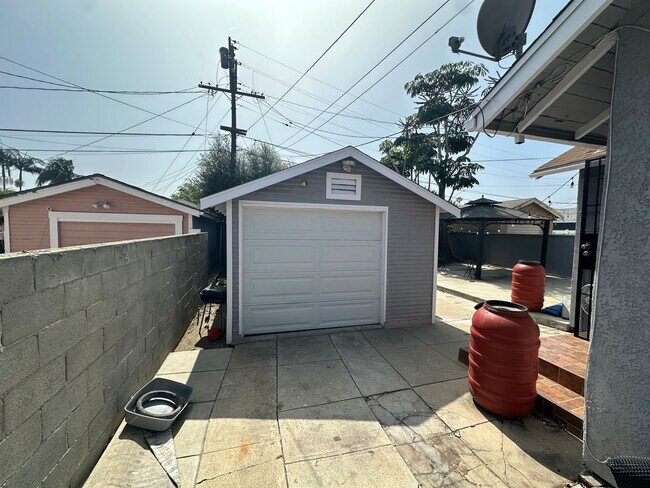 Building Photo - Fairview Heights Bungalow | 2 Bed / 1 Bath | Yard & Parking