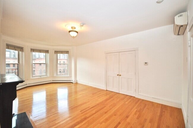 Building Photo - 218 Newbury St