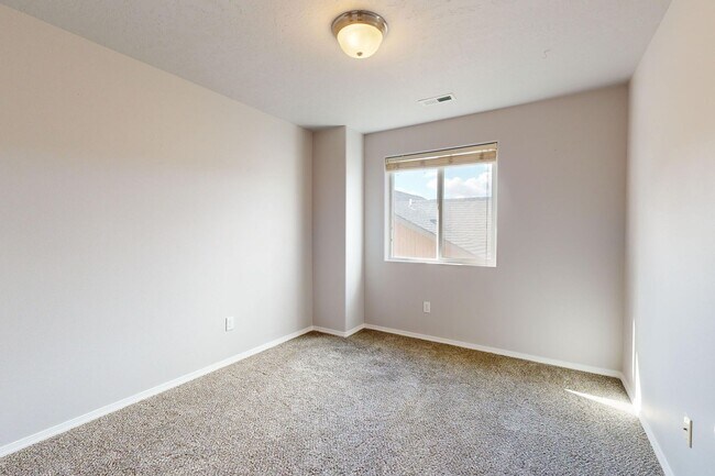 Building Photo - Beautifully maintained 3 bedroom 2.5 bath home