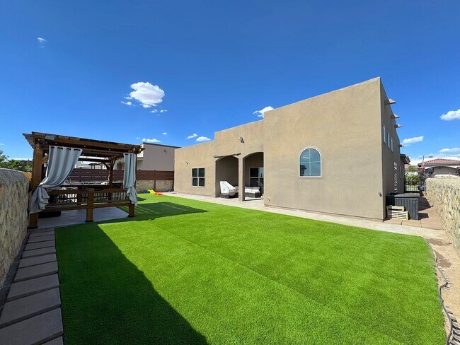 Building Photo - East El Paso 4bed/2bath Refrig A/C with Gorgeous Backyard!