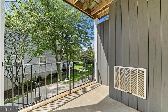 Building Photo - 347 Huntington Ct