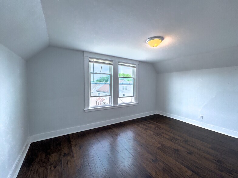 Building Photo - 255 County St