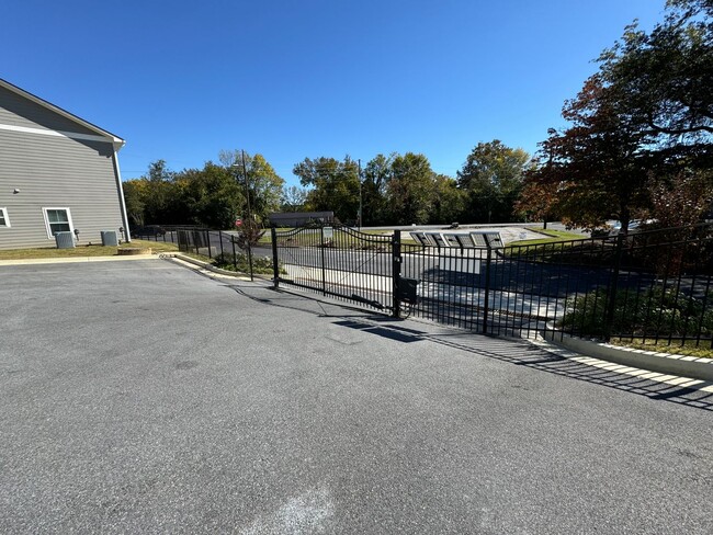 Building Photo - NEW 3/2.5 Gaited Townhouse in Downtown Rom...