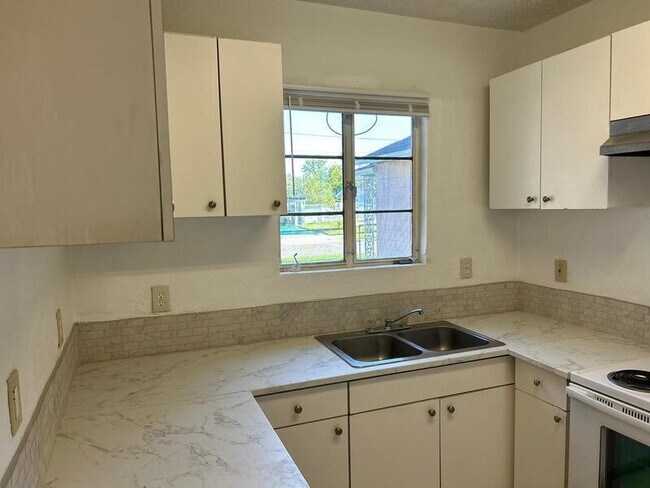 Building Photo - 4246 Minoso St