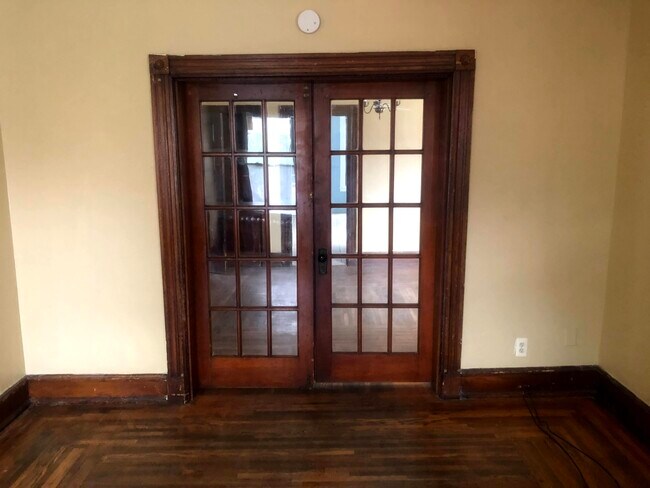 Building Photo - 16 Benton St