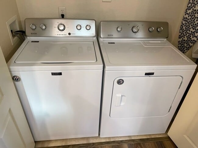 Building Photo - Bright & Open 2 Bedroom Condo on West Side