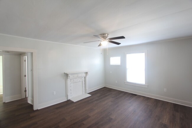 Building Photo - 3 Bedroom, 1 Bath! New on the Market and N...