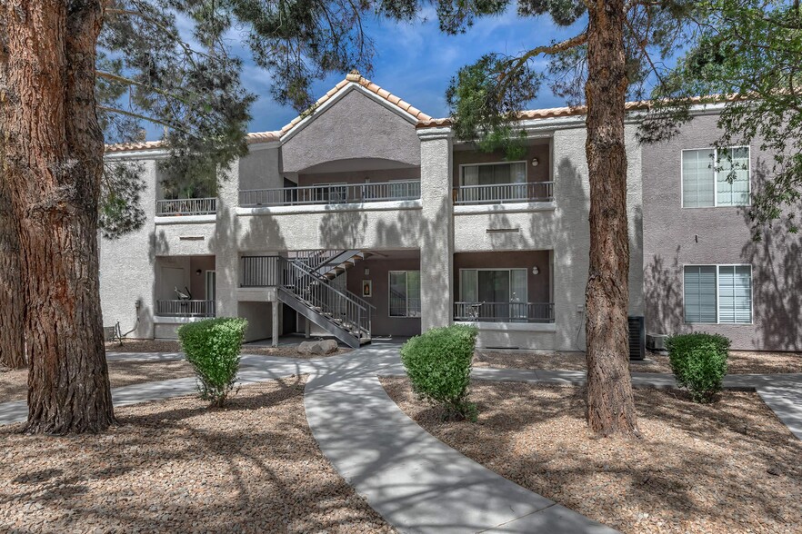 Building Photo - Flamingo Chateau