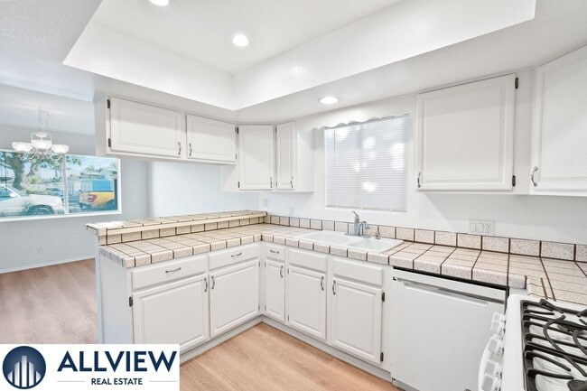 Building Photo - Gorgeous, updated 3 bed, 2 bath home in th...