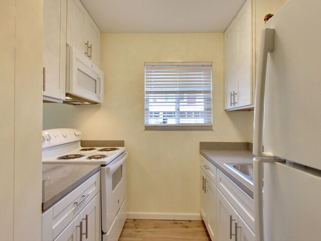 Building Photo - One Bedroom Apartment in Hayward Available...