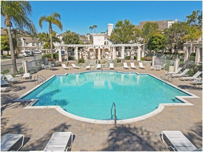 Building Photo - 2 Bedroom Condo in the Breakers!