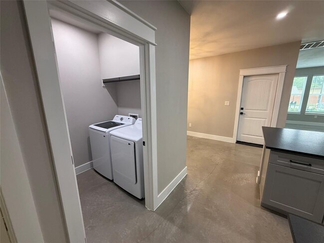 Building Photo - 201 N Vandeveer St