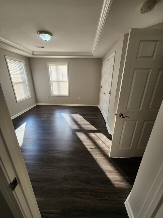 Building Photo - Beautiful 2 bedroom 2 full bath condo clos...