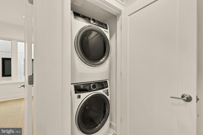 Building Photo - 2607 1st St NW