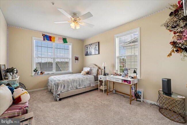 Building Photo - 43610 Hampshire Crossing Square