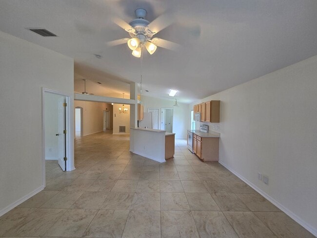 Building Photo - 4 Bedroom 2 Bathroom in Waterford Lakes