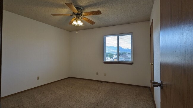 Building Photo - 2 Bed Townhome Available Now!