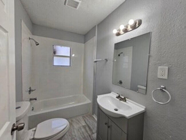 Building Photo - Spacious 3BR/2BA Home with Modern Amenities and Fenced Yard