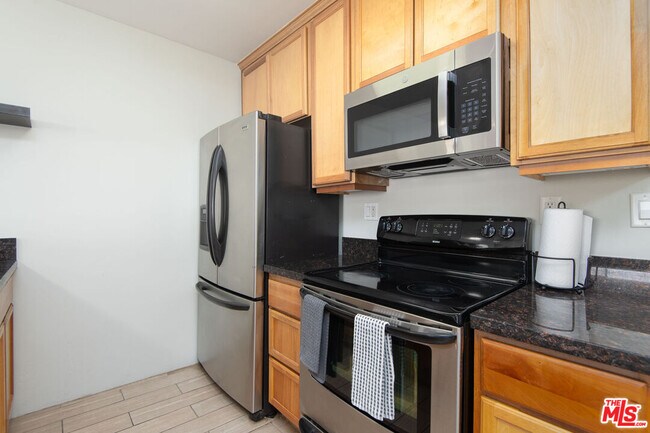 Building Photo - 10982 Roebling Ave