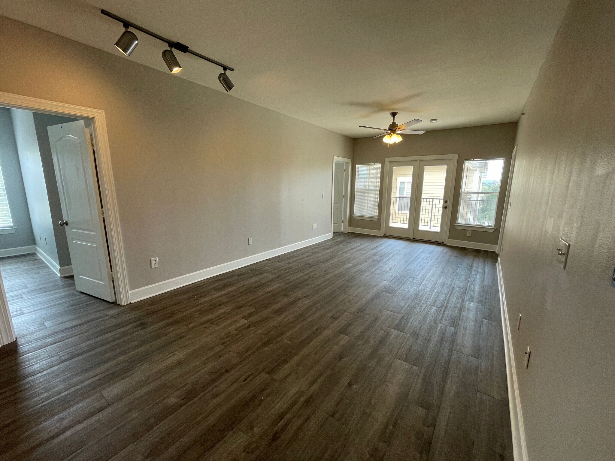 Building Photo - Room in Condo on Crossing Pl