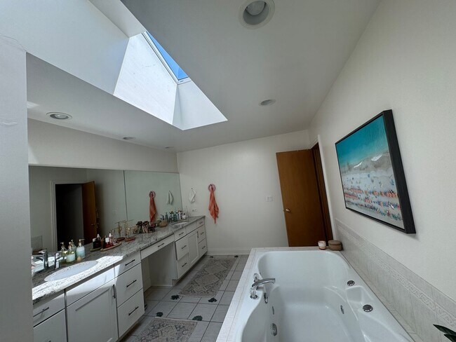 Building Photo - 4 Bedroom, 3 Bathroom Impressive Lincoln P...