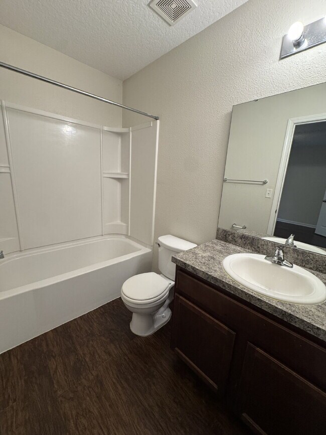 Building Photo - 4 bedroom 2.5 bath townhome with 1 car att...