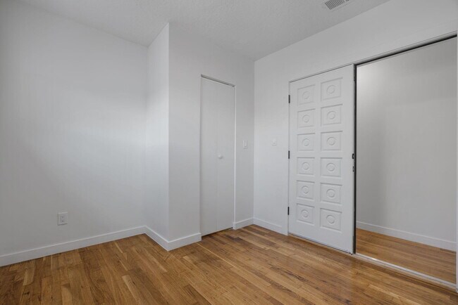 Building Photo - 219 Solano Dr SE