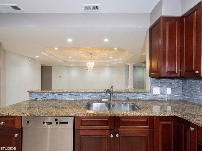 Building Photo - 1201 N Astor St