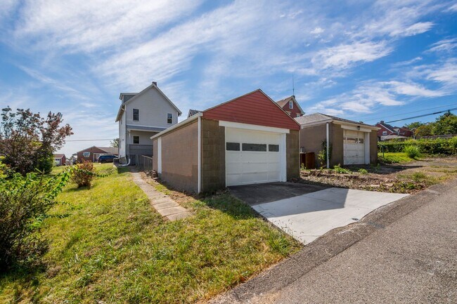 Building Photo - Gorgeous 2 bedroom home in West Mifflin available now!