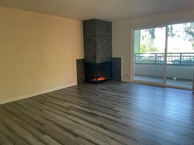 Building Photo - $500 off 1st months rent!!  Bright and Modern Northgate Condo!