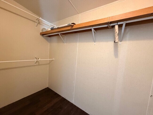 Building Photo - Super Cute 2/2 on almost half acre!