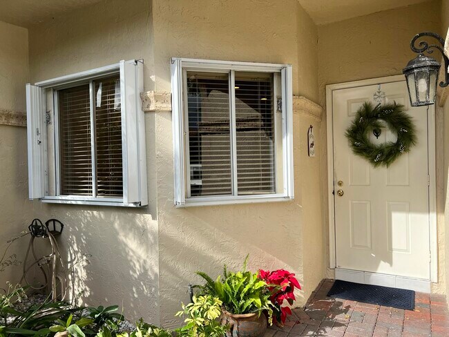 Building Photo - 6787 Via Regina