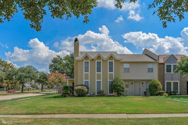 Building Photo - 10001 Stratmore Cir