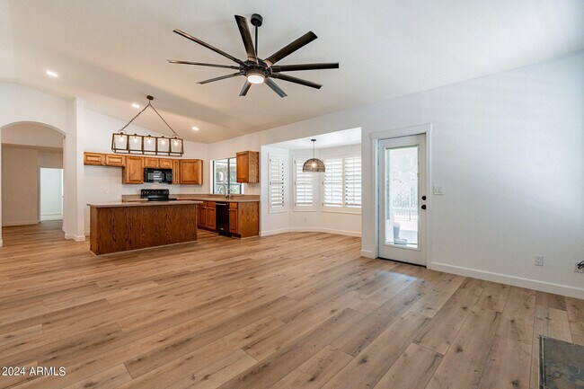 Building Photo - 1449 W Antiqua Dr