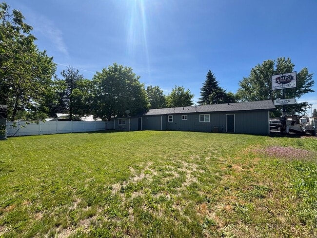Building Photo - Charming 3-Bed Home in Hayden Lake — Spacious Lot & Attached Garage!