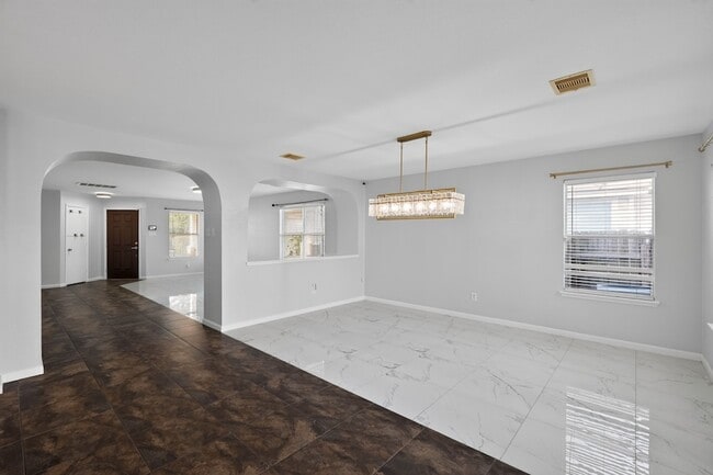 Building Photo - 331 Mantova Dr