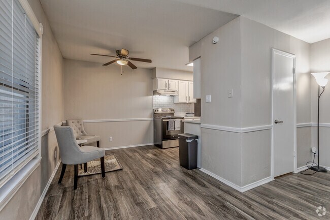 2BR, 1BA - 856 SF - Dining Area - The Ashton on 287