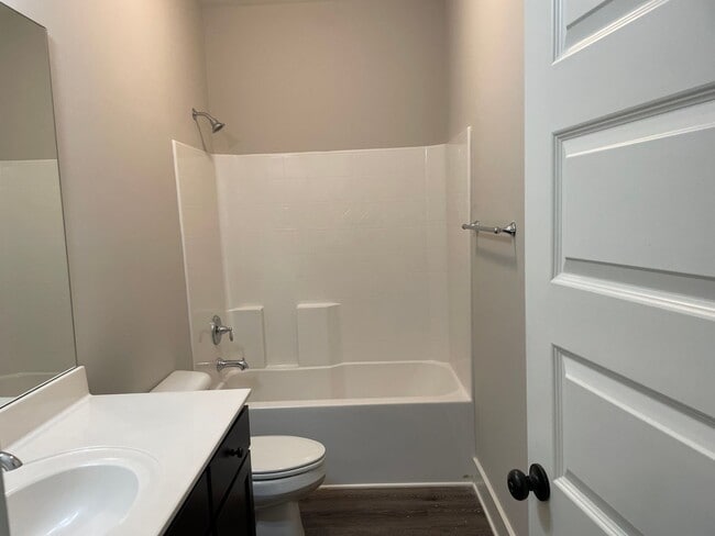 Building Photo - 3 Bedroom Home with Garage and Flat Fenced Backyard!