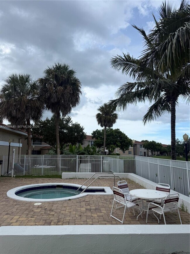 Building Photo - 838 Twin Lakes Dr