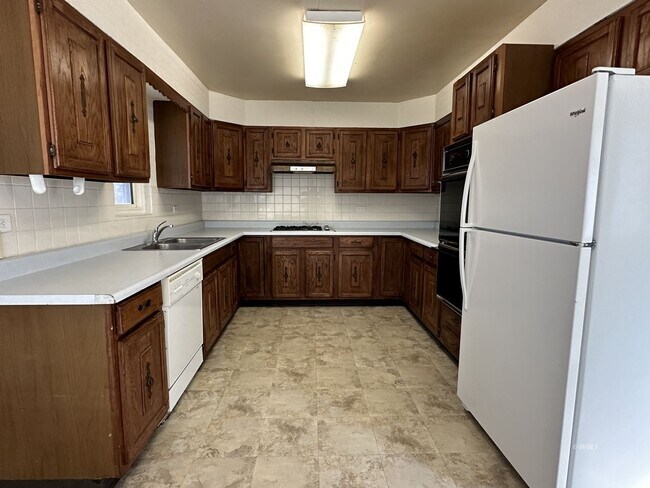 Building Photo - 2883 Bigler Ave
