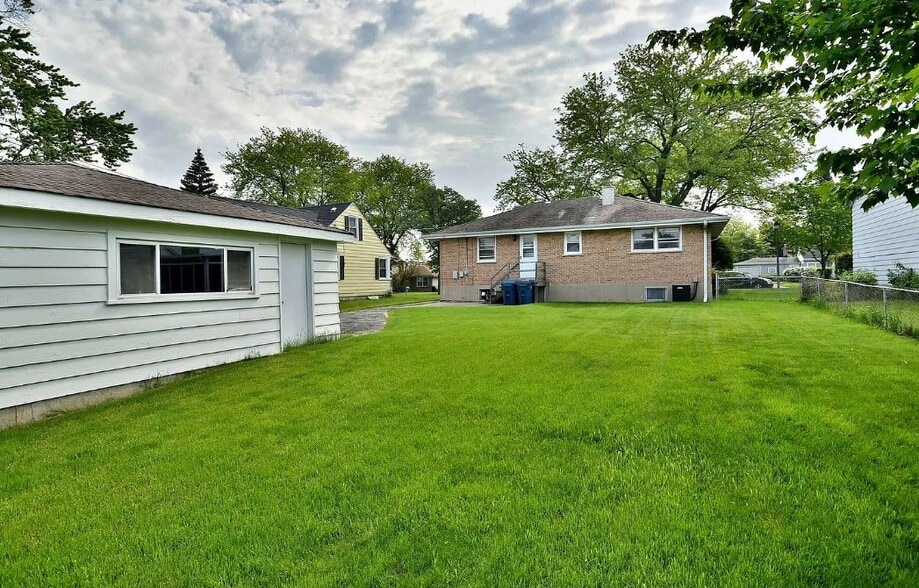 Building Photo - 782 N Van Auken St