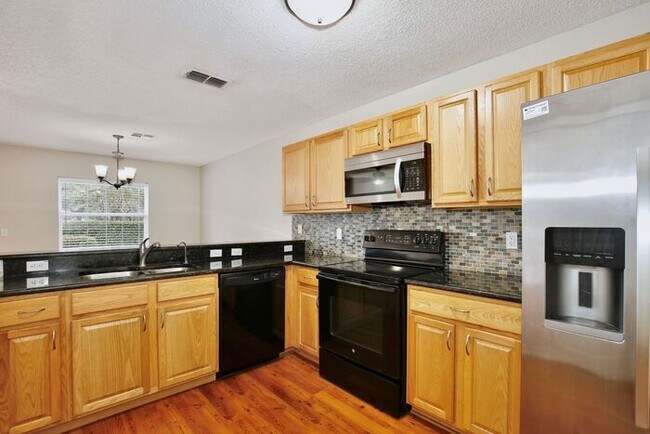 Building Photo - Beautiful 2/2.5 Townhome in the Gated Community of Waterford Villas - East Orlando is Available Now!