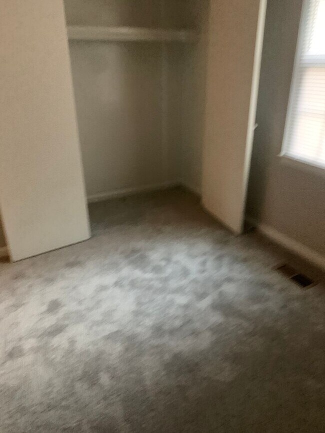 Building Photo - 3 BEDROOM BRICK RANCH WITH FENCED IN BACK ...