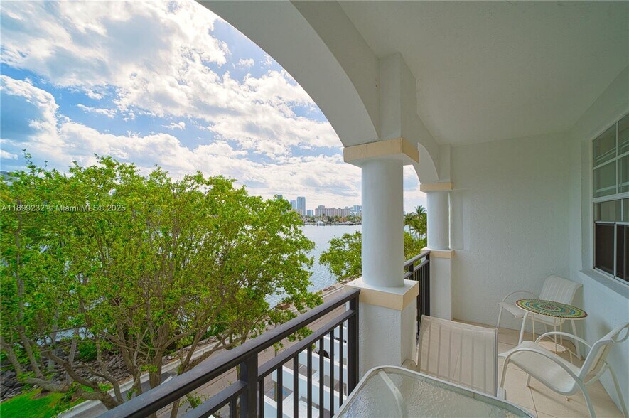 Building Photo - 3255 NE 184th St