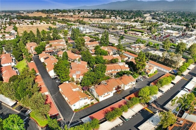 Building Photo - 8167 Vineyard Ave